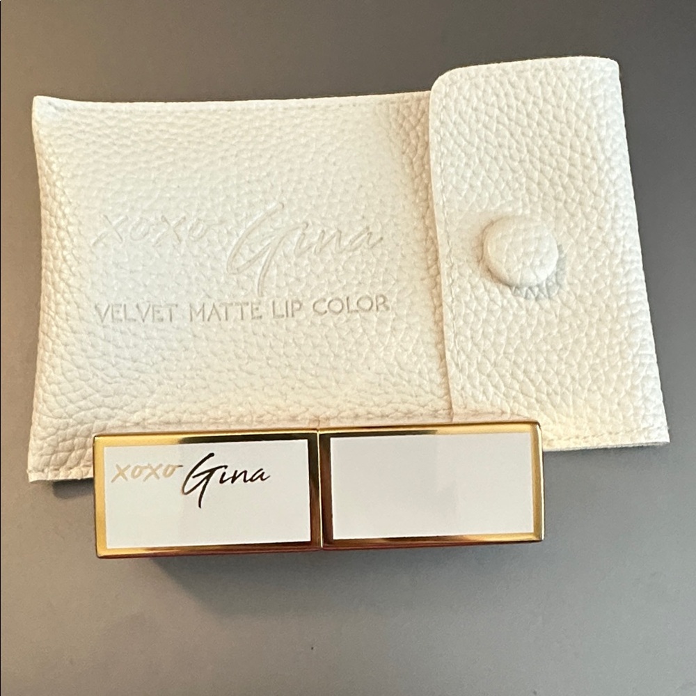 Xoxo Gina Velvet matte lipstick in Effortless. NEW